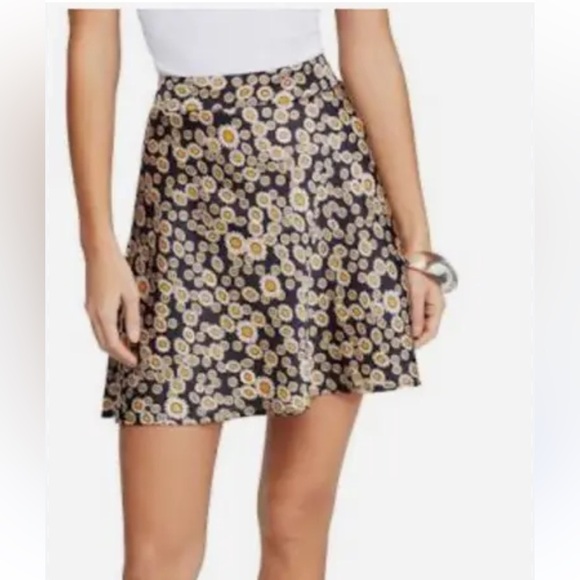FREE PEOPLE Phoebe Daisy-print Mini Skirt
In Black and yellow sz 10 preloved - Picture 5 of 9